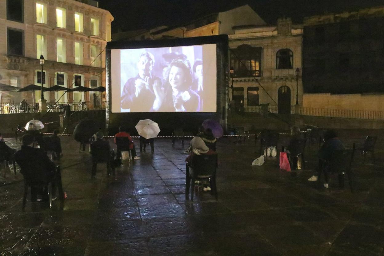 Los asistentes, ayer, a la primera proyección del ciclo de cine en la plaza de la Catedral. 