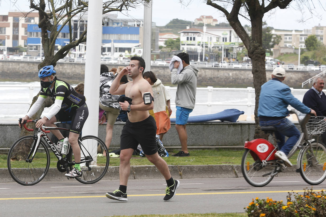 Fotos: Los gijoneses toman parques, playas y terrazas