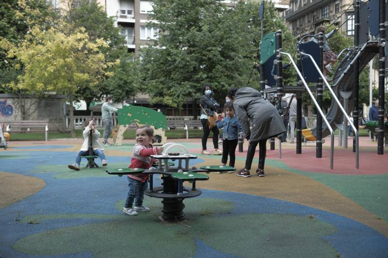 Fotos: Los gijoneses toman parques, playas y terrazas