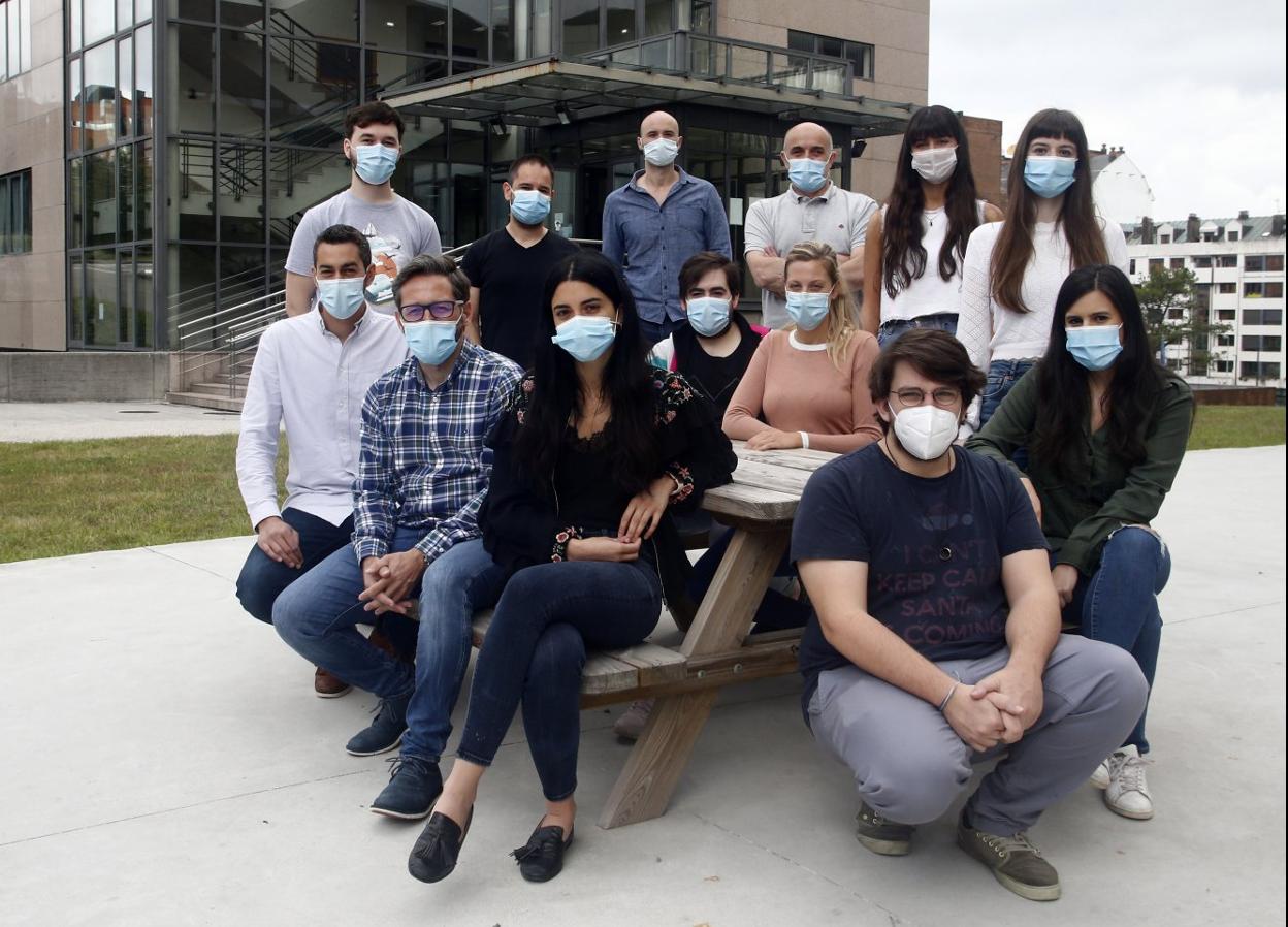 El equipo: por la izquierda en la fila de atrás, David Roiz, David Rodríguez, Alejandro López Soto (codirector del proyecto junto a Carlos López Otín que no pudo estar presente para la fotografía), José María Pérez, Dido Carrero y Sandra Freitas. Delante, Alejandro Piñeiro, Gabriel Bretones, Olaya Santiago, Miguel García, Diana Álvarez, José María González y Diana Campos. Tampoco están presentes en la imagen, Víctor Quesada, el doctor Víctor Asensi, médico de la Unidad de Infecciosas-VIH de Medicina Interna del HUCA, y Rubén Villa, coordinador médico del centro de salud de Grado. 