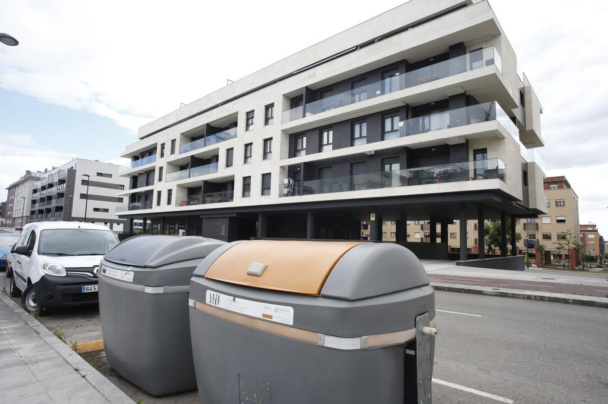 Contenedores de basura en los que fue hallado el cuerpo sin vida del bebé. Detrás, el edificio en el que vivía Silvia A. M. 