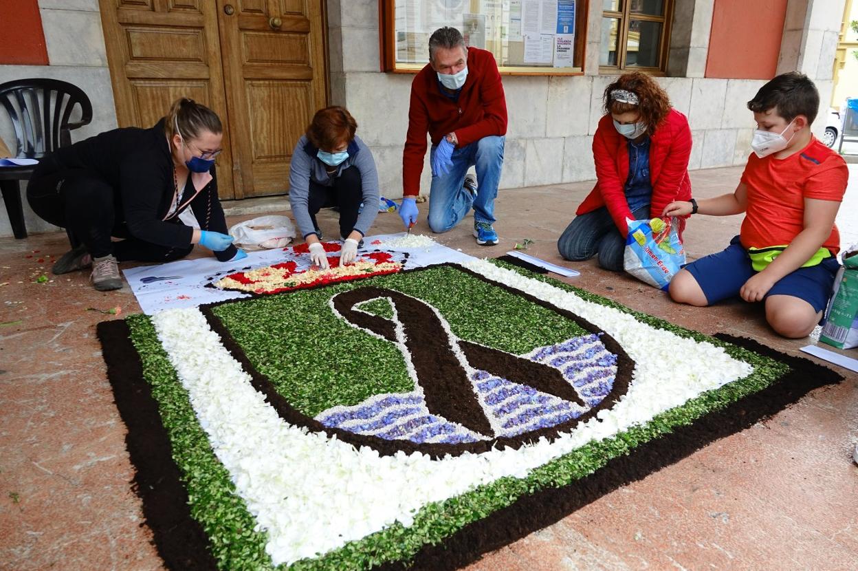 La alfombra floral incluyó un crespón negro en recuerdo de las víctimas del coronavirus. 