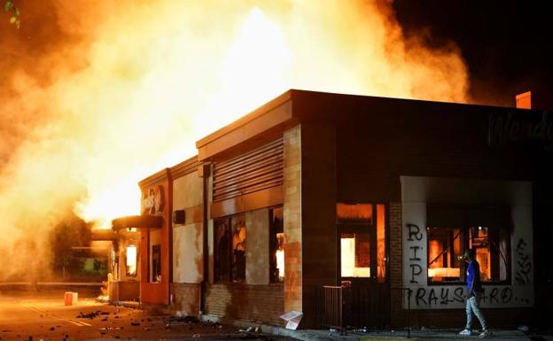 El restaurante junto al que fue tiroteado Rayshard Brooks fue incendiado por los manifestantes.