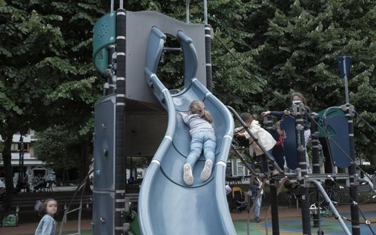 Niños en la zona de juegos de Begoña ayer por la tarde. 