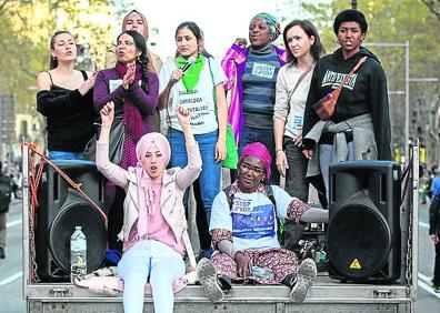 Imagen secundaria 1 - Principal: Reivindicación. Manifestación contra la ultraderecha y el racismo recorre las calles de Barcelona. Arriba: Convivencia. Mujeres de distintas razas reclaman igualdad de trato desde una camioneta. Abajo: Integración. Miguel Claverías, artista gitano, pinta con los cinco sentidos y desde el corazón.