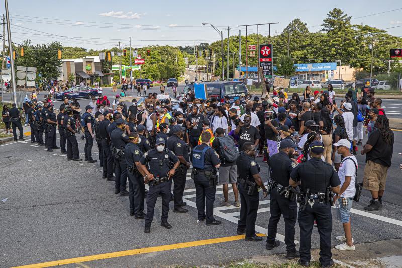 La muerte de otro joven negro, Rayshard Brooks, por disparos de un agente blanco en Atlanta ha desencadenado una nueva oleada de protestas contra el racismo y la violencia policial en Estados Unidos. Los manifestantes han cortado carreteras y han quemado el restaurante de comida rápida junto al que tuvo lugar el suceso.