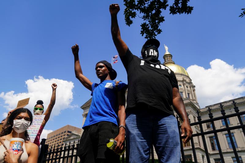La muerte de otro joven negro, Rayshard Brooks, por disparos de un agente blanco en Atlanta ha desencadenado una nueva oleada de protestas contra el racismo y la violencia policial en Estados Unidos. Los manifestantes han cortado carreteras y han quemado el restaurante de comida rápida junto al que tuvo lugar el suceso.