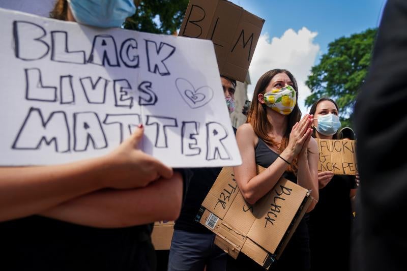 La muerte de otro joven negro, Rayshard Brooks, por disparos de un agente blanco en Atlanta ha desencadenado una nueva oleada de protestas contra el racismo y la violencia policial en Estados Unidos. Los manifestantes han cortado carreteras y han quemado el restaurante de comida rápida junto al que tuvo lugar el suceso.