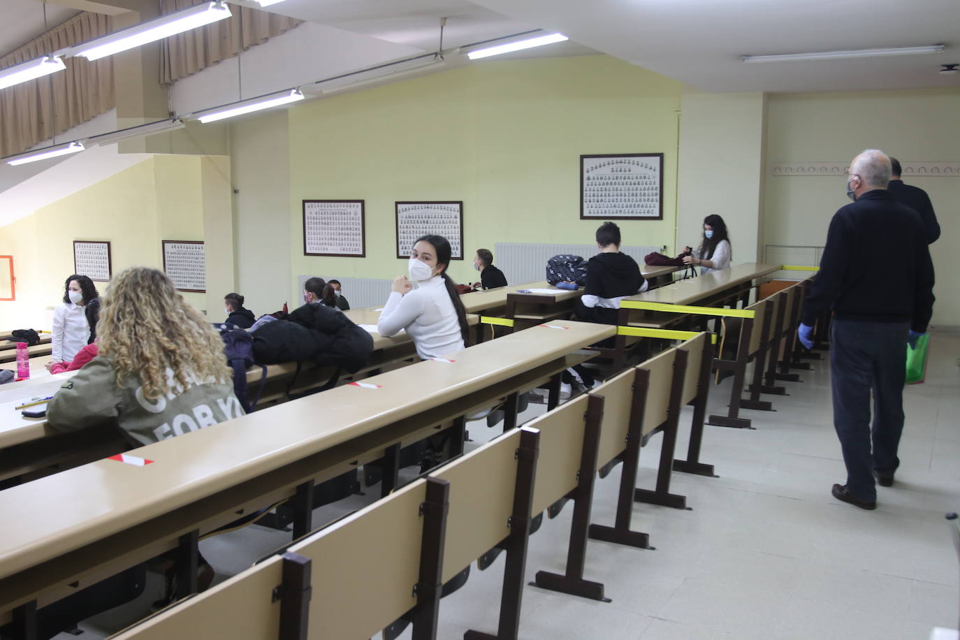 Cerca de 400 estudiantes estaban convocados en la Escuela Politécnica de Mieres, la Facultad de Química y la Escuela de Ingeniería Informática