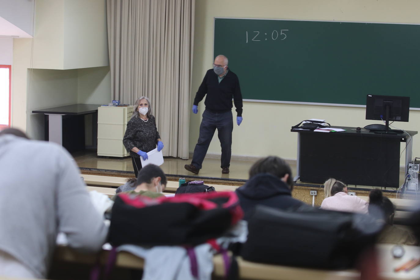 Cerca de 400 estudiantes estaban convocados en la Escuela Politécnica de Mieres, la Facultad de Química y la Escuela de Ingeniería Informática