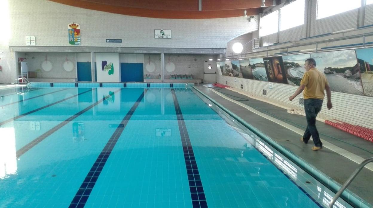 Roberto Santiago, a la derecha, en una visita a las piscinas municipales de Piedras Blancas. 