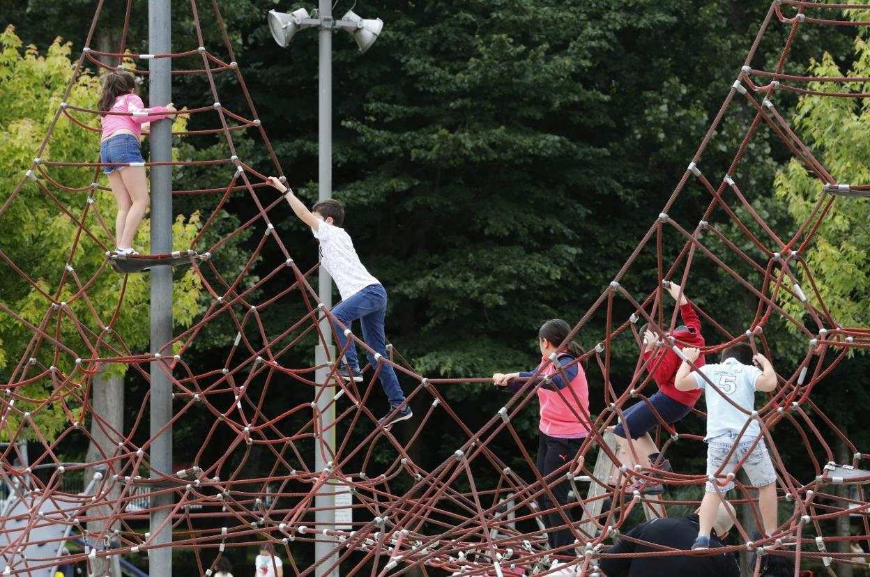 Isabel la Católica, ayer tarde, en la zona de juegos. 
