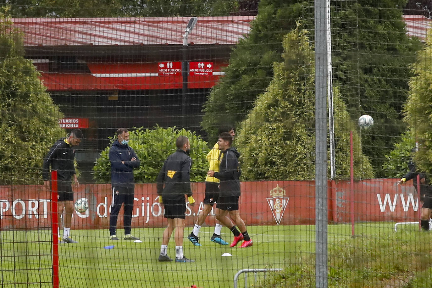 Los rojiblancos se han entrenado esta mañana en Mareo, en una sesión que comenzó en el gimnasio. Damián Pérez se manatiene como duda para el encuentro del jueves.