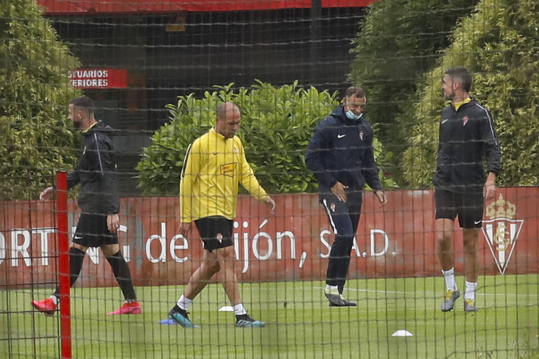 Los rojiblancos se han entrenado esta mañana en Mareo, en una sesión que comenzó en el gimnasio. Damián Pérez se manatiene como duda para el encuentro del jueves.