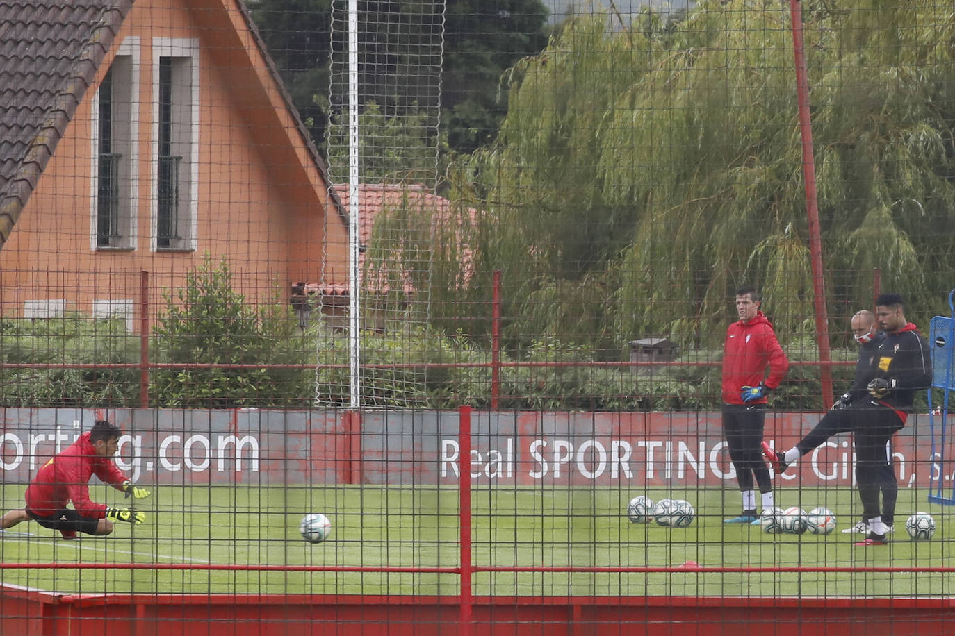 Los rojiblancos se han entrenado esta mañana en Mareo, en una sesión que comenzó en el gimnasio. Damián Pérez se manatiene como duda para el encuentro del jueves.