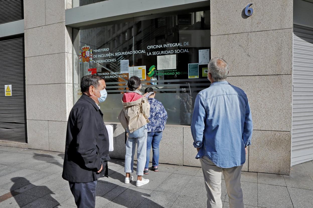 Varios ciudadanos, ante las oficinas de la Seguridad Social, que ayer estaban cerradas. 