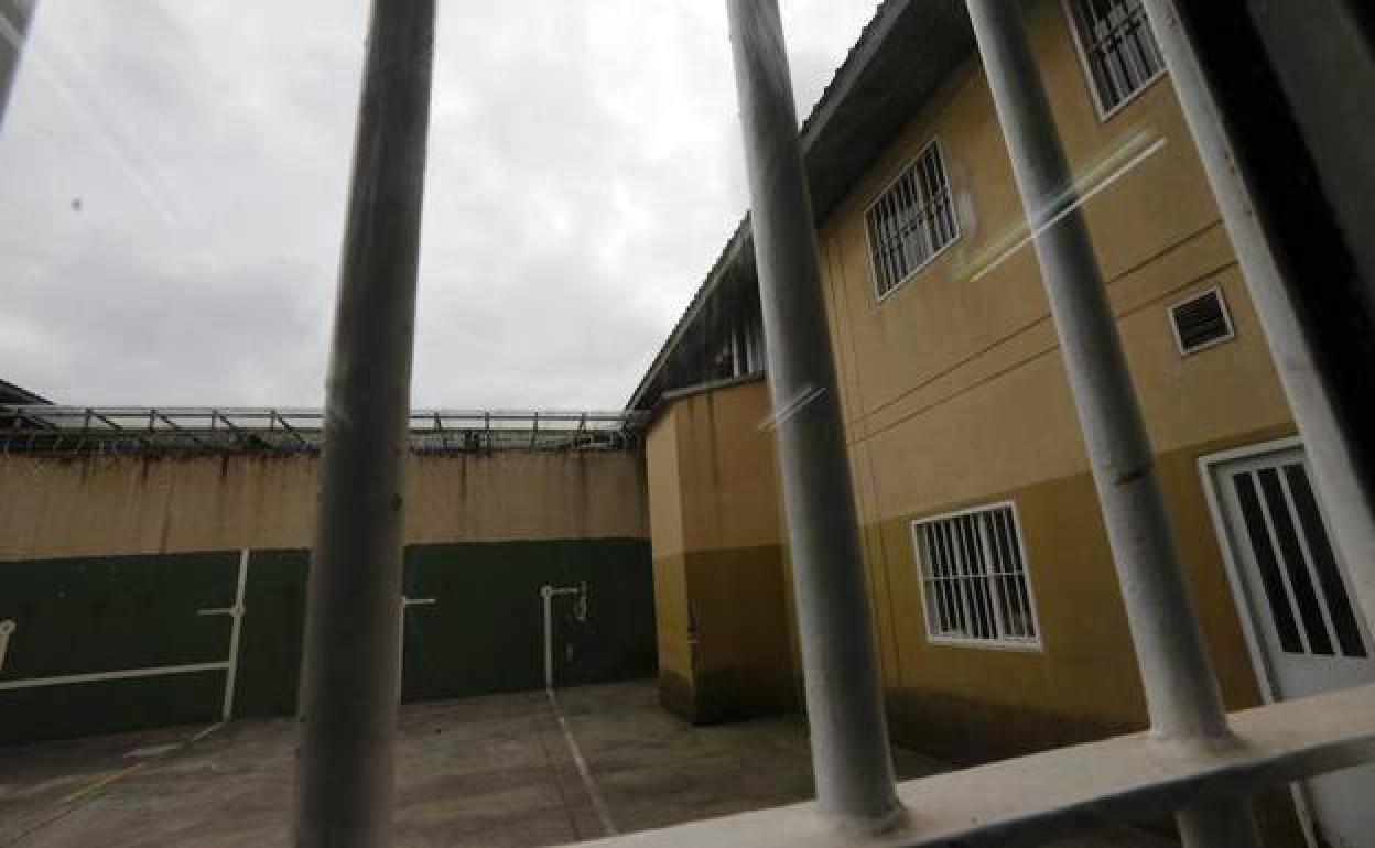 Un patio del centro penitenciario de Asturias. 