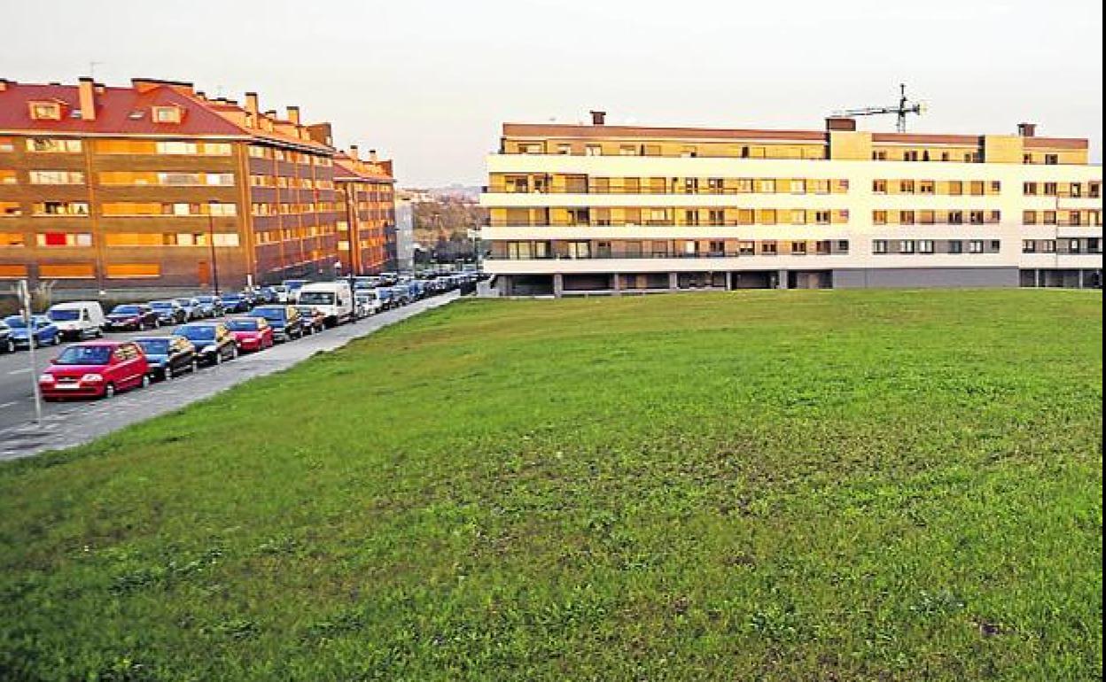 Parcela de Nuevo Roces donde irá el consultorio. 