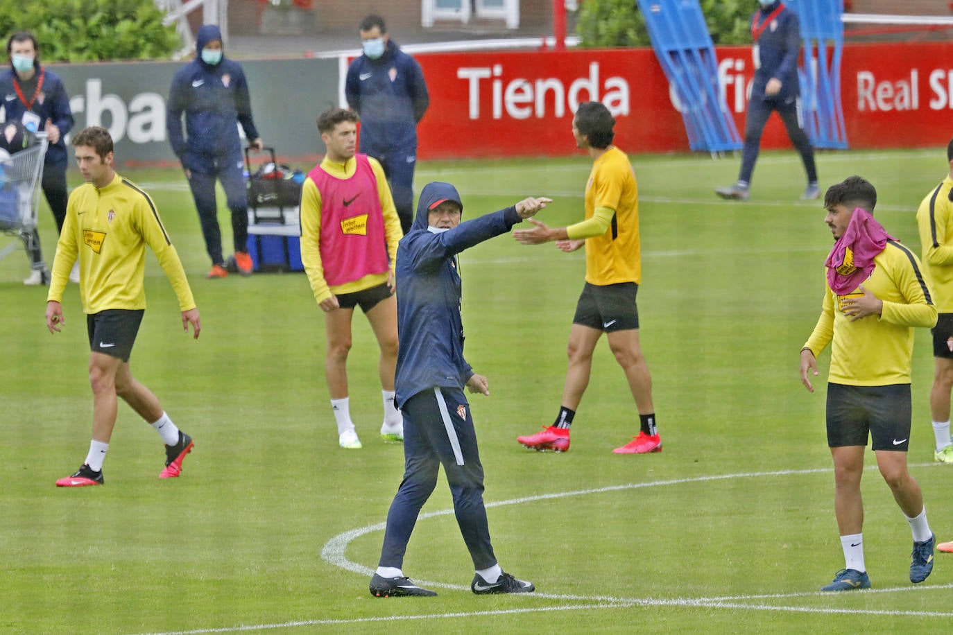 Los jugadores del Sporting han preparado el encuentro del jueves frente al Alcorcón en el Estadio Santo Domingo. 