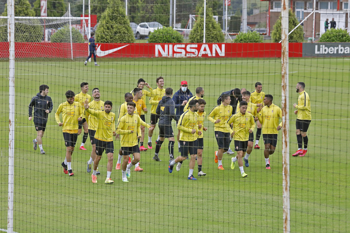 Los jugadores del Sporting han preparado el encuentro del jueves frente al Alcorcón en el Estadio Santo Domingo. 