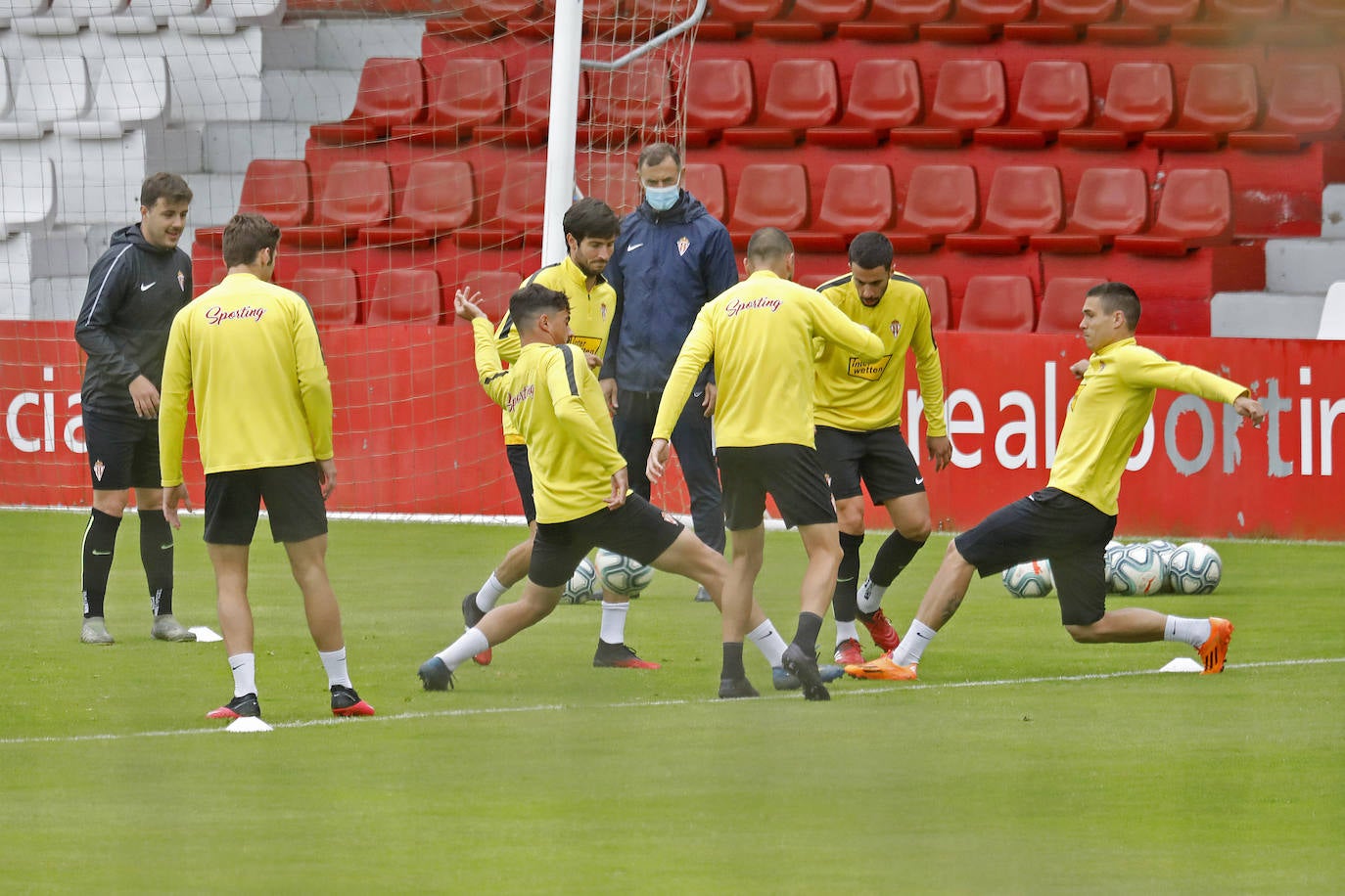 Los jugadores del Sporting han preparado el encuentro del jueves frente al Alcorcón en el Estadio Santo Domingo. 