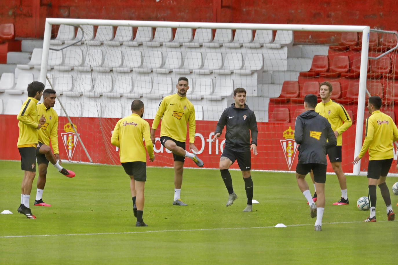 Los jugadores del Sporting han preparado el encuentro del jueves frente al Alcorcón en el Estadio Santo Domingo. 