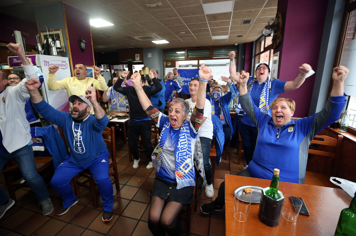 Las peñas del Oviedo viven el choque ante el Depor fuera del estadio. 