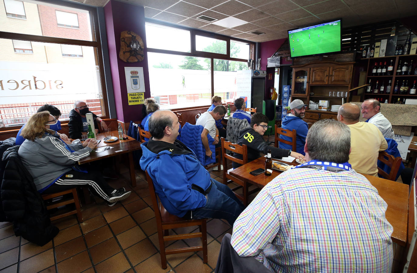 Las peñas del Oviedo viven el choque ante el Depor fuera del estadio. 