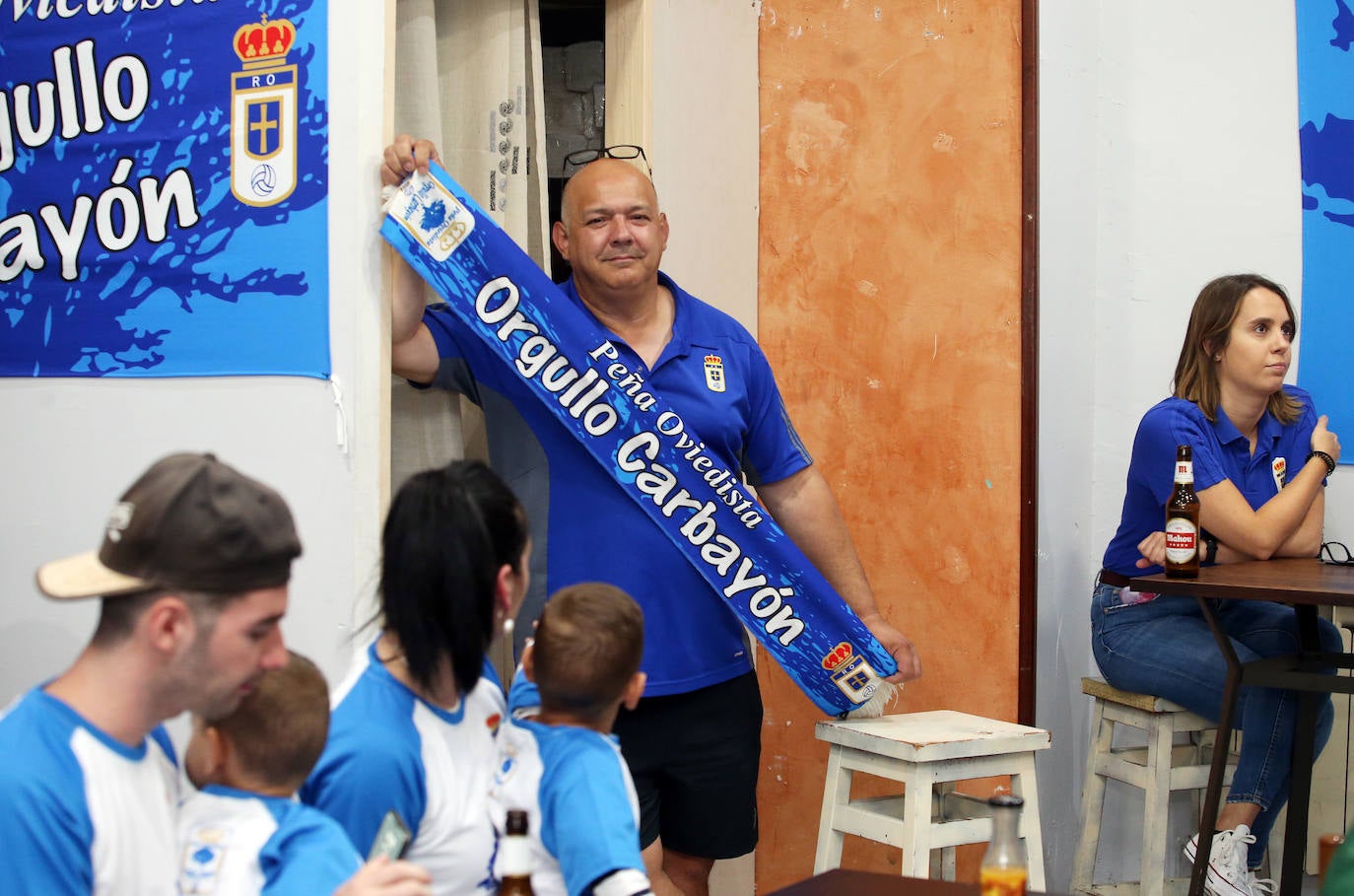 Las peñas del Oviedo viven el choque ante el Depor fuera del estadio. 
