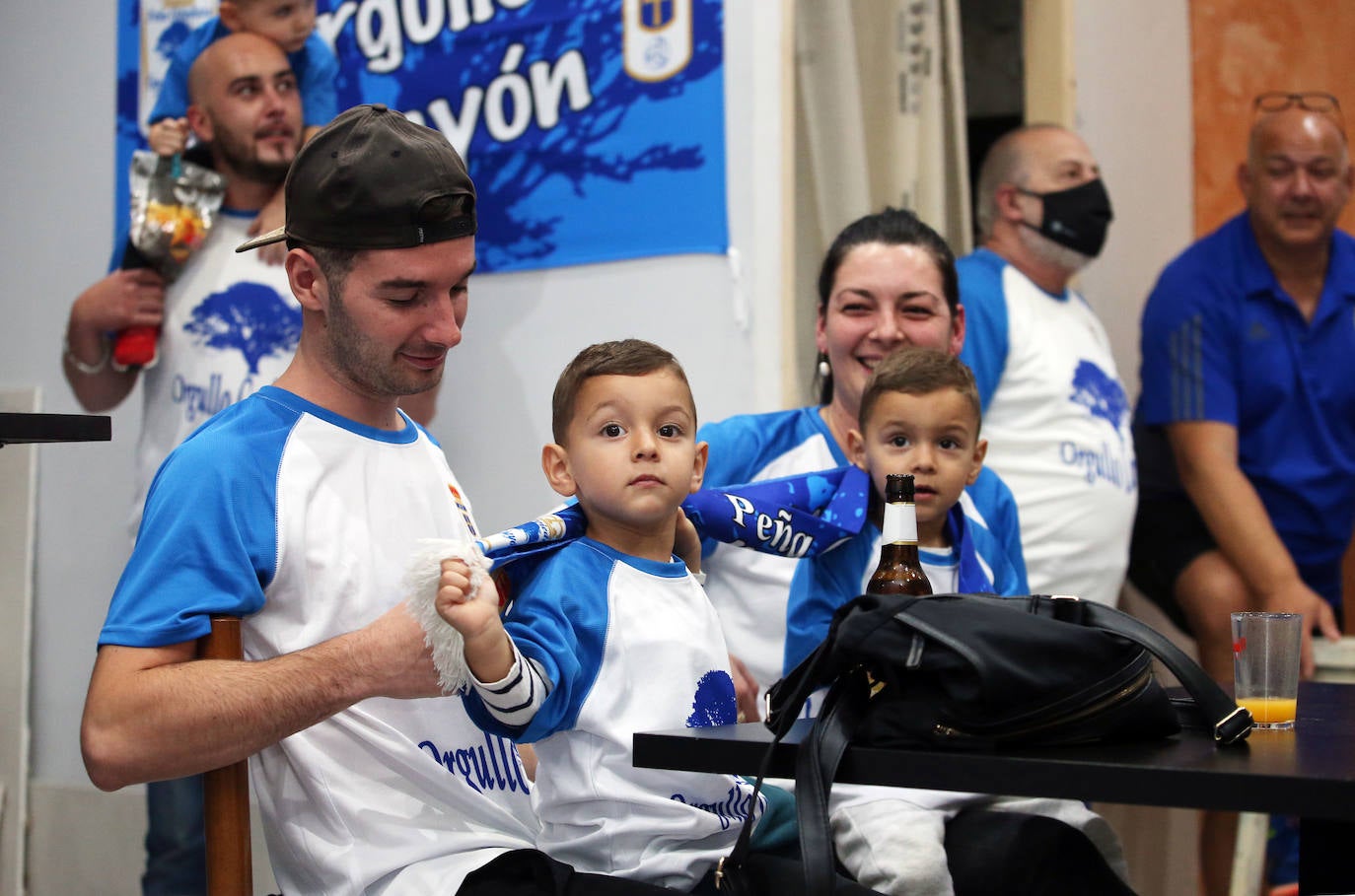 Las peñas del Oviedo viven el choque ante el Depor fuera del estadio. 