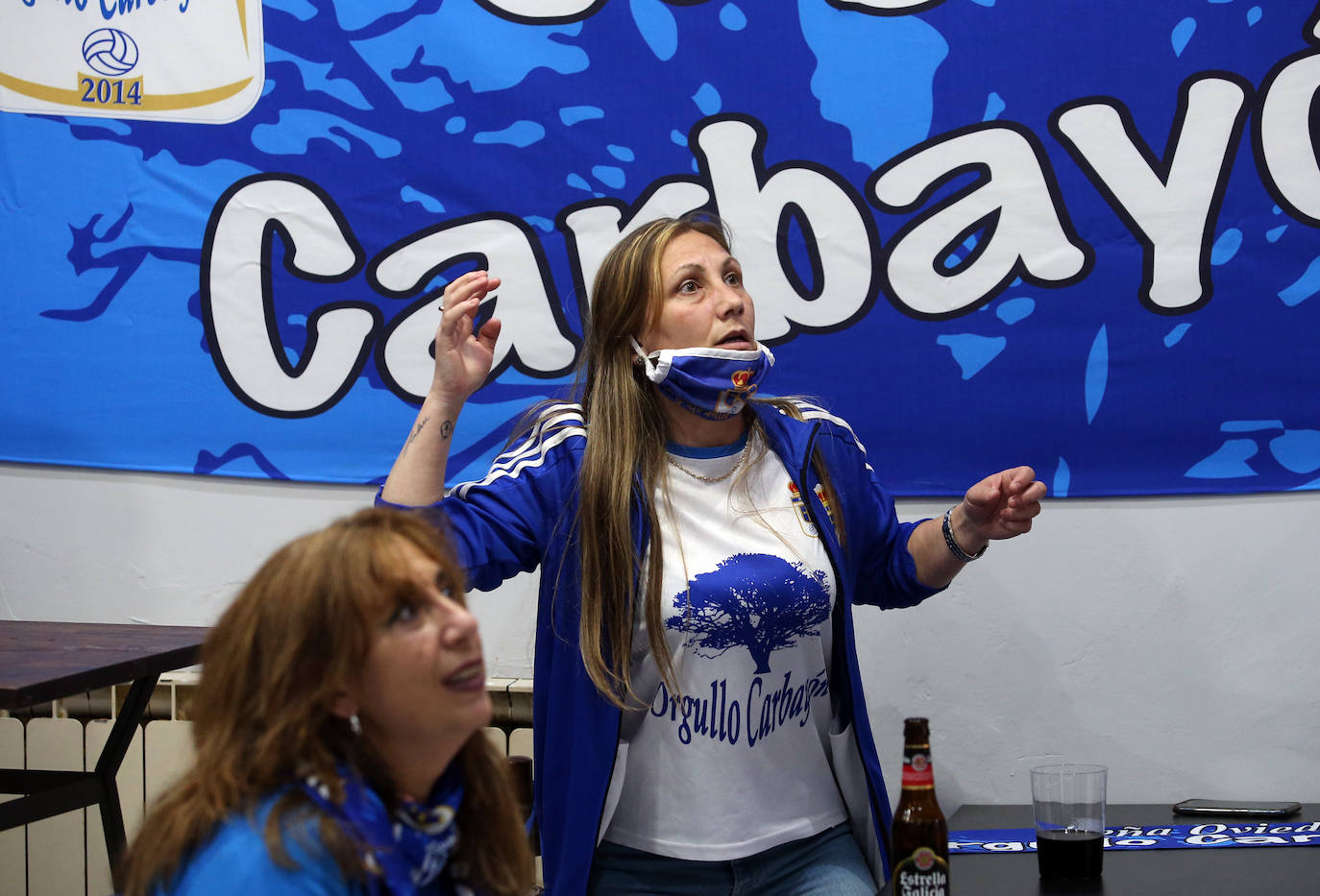 Las peñas del Oviedo viven el choque ante el Depor fuera del estadio. 