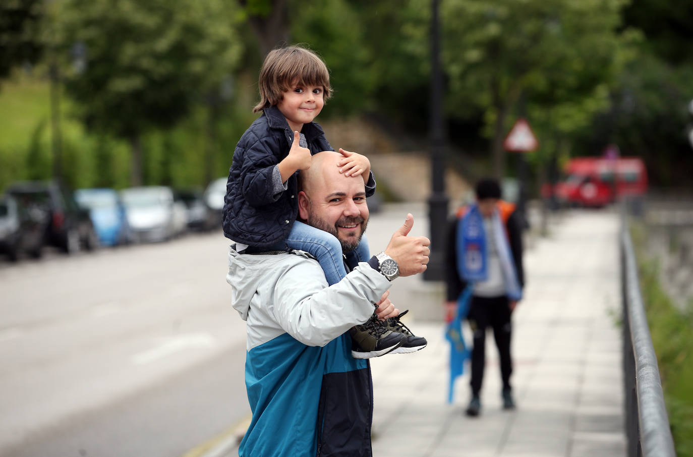 Las peñas del Oviedo viven el choque ante el Depor fuera del estadio. 