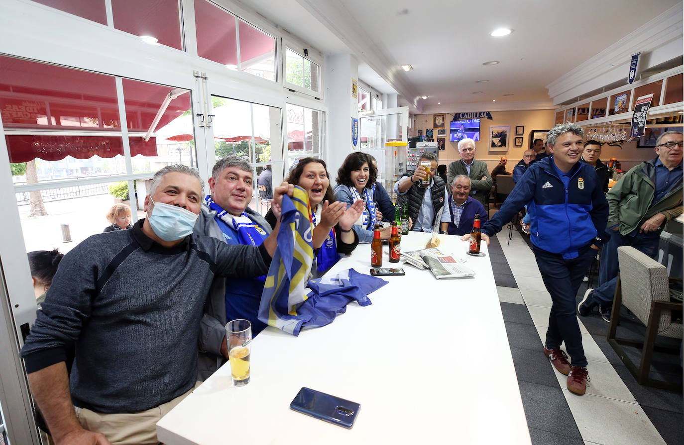 Las peñas del Oviedo viven el choque ante el Depor fuera del estadio. 