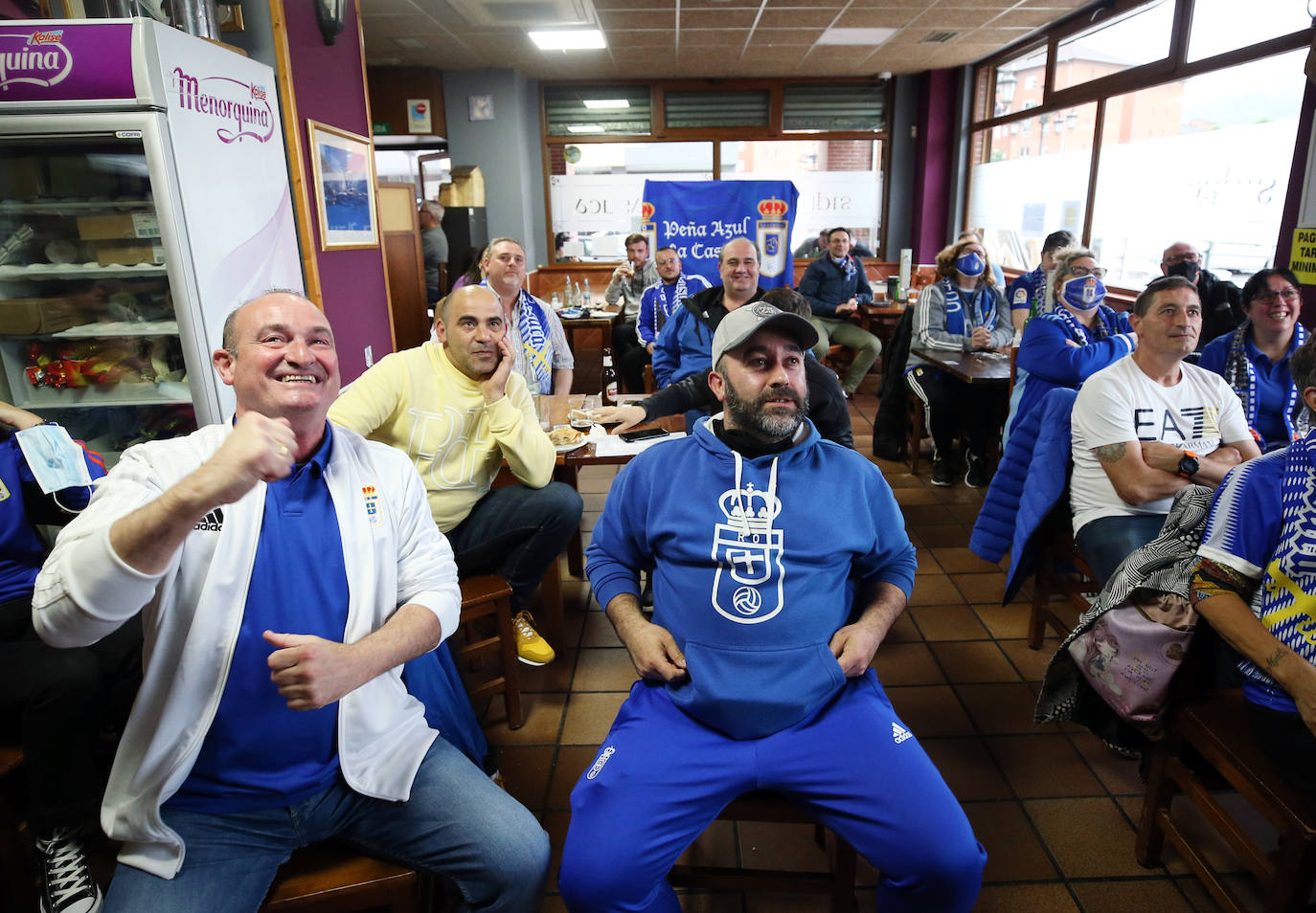 Las peñas del Oviedo viven el choque ante el Depor fuera del estadio. 
