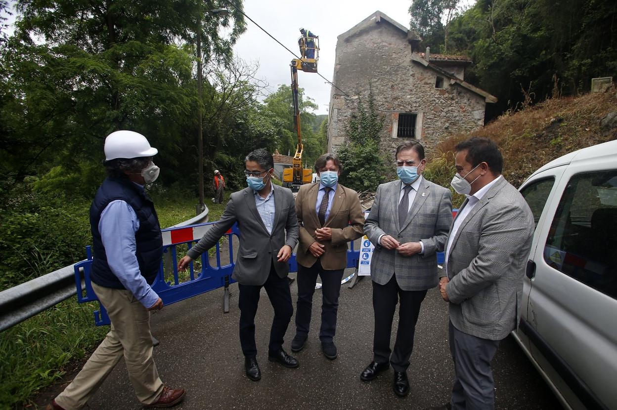 Felipe Díaz de Miranda, Gerardo Antuña, José Ramón Prado, Alfredo Canteli y Álvaro Fernández ante la casa que será derribada. 