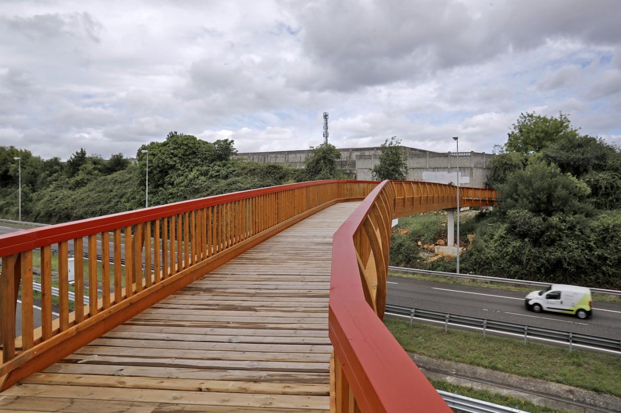 El paso elevado que unirá Nuevo Roces y Contrueces salvando la A-8 está ya listo para abrirse. 