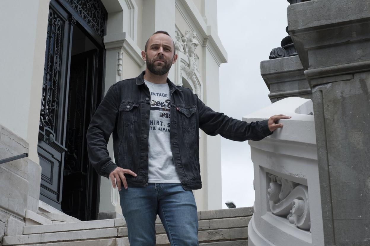El chef llanisco Ricardo González Sotres, en la escalinata de entrada al antiguo Banco Urquijo. 