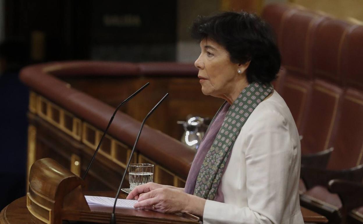 Isabel Celaá, durante su intervención en el Congreso.