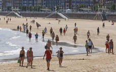 El sol y el buen tiempo han animado este jueves a disfrutar de las playas de Gijón. 