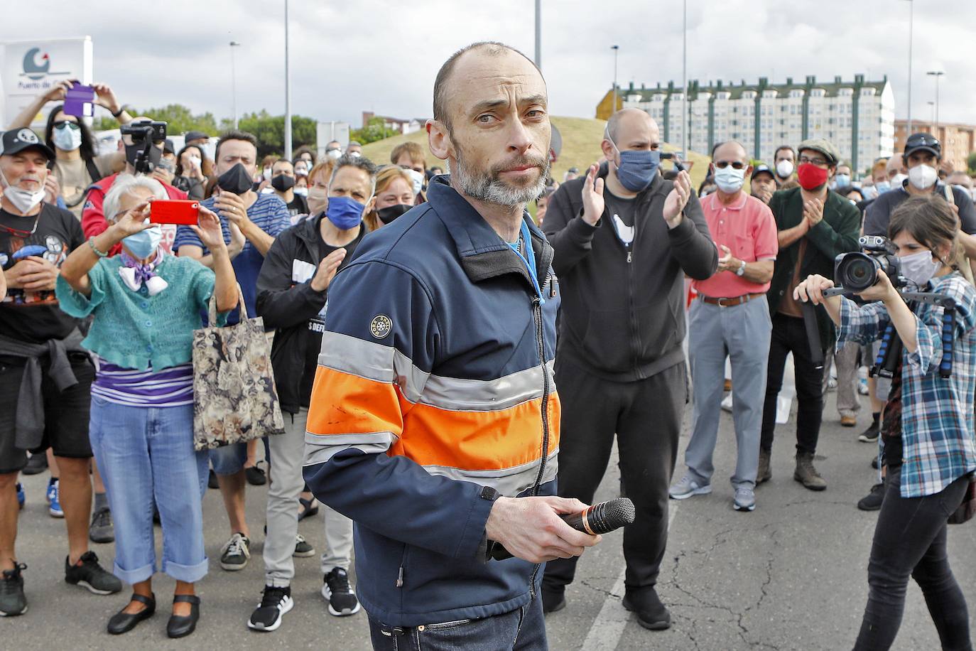 El último trabajador de la terminal granelera del puerto gijonés de El Musel, EBHI, en huelga de hambre, ha abandonado este jueves el encierro ante la imposibilidad legal de conseguir su objetivo, que era el mantenimiento de los puestos de trabajo de siete compañeros