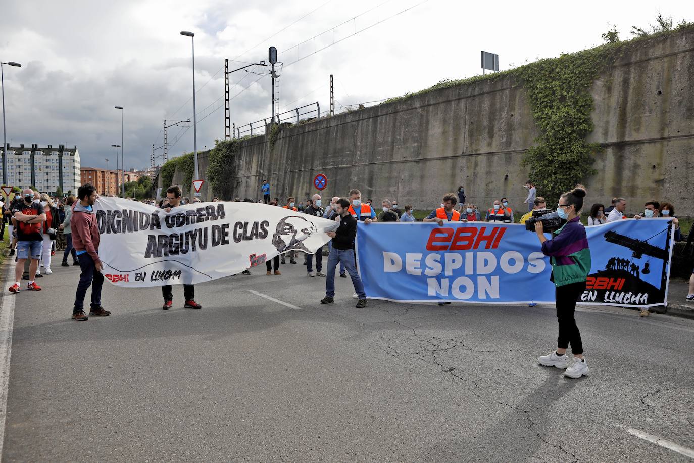 El último trabajador de la terminal granelera del puerto gijonés de El Musel, EBHI, en huelga de hambre, ha abandonado este jueves el encierro ante la imposibilidad legal de conseguir su objetivo, que era el mantenimiento de los puestos de trabajo de siete compañeros