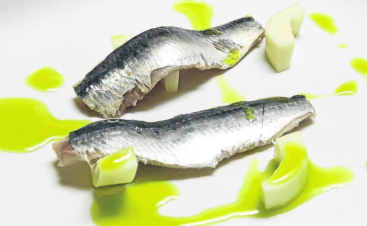 Sardina, pepino encurtido y aceite de cebollino