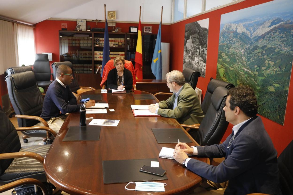 El teniente de alcalde de Riosa, Tomás Esolá, y la regidora, Ana Díaz, reunidos con el presidente de Hunosa, Gregorio Rabanal (derecha), en la casa consistorial. 