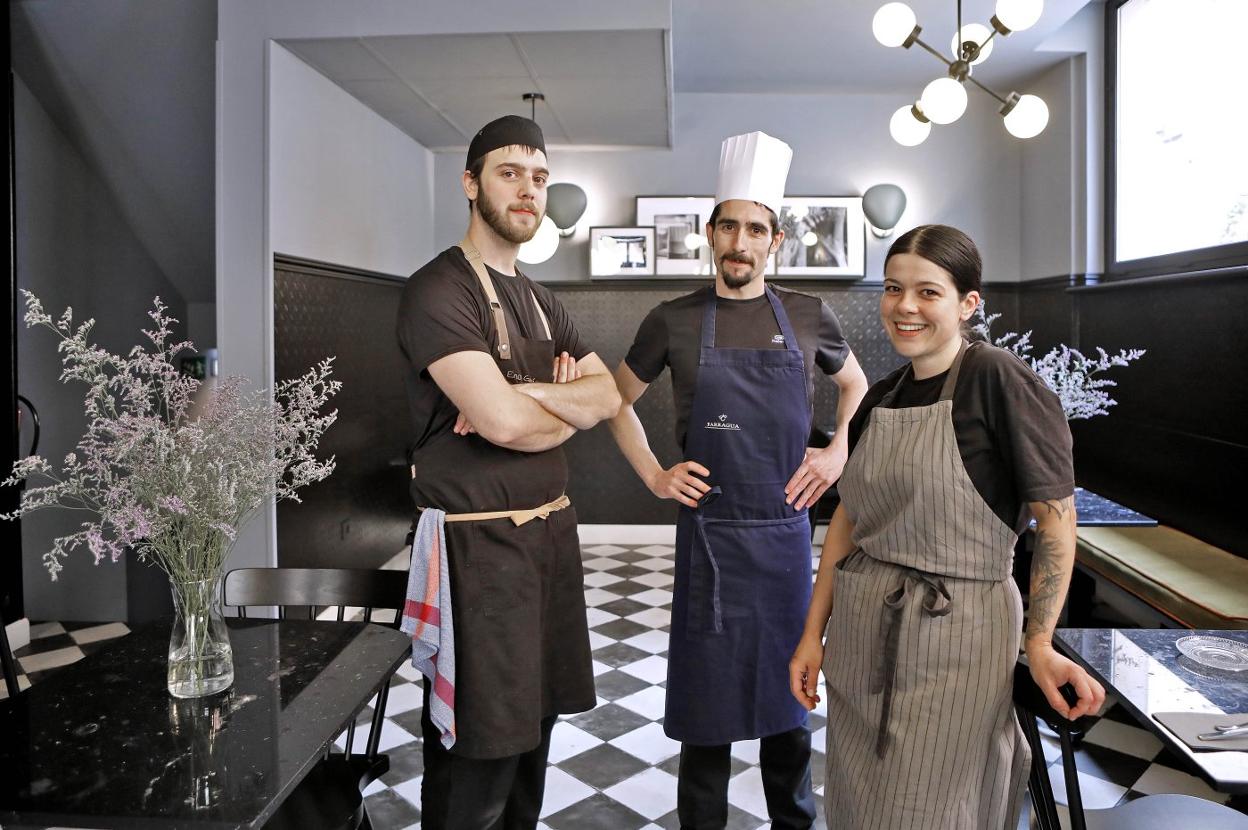 Enol García, Ricardo Fernández y Tania Fernández, en el comedor de Farragua. 