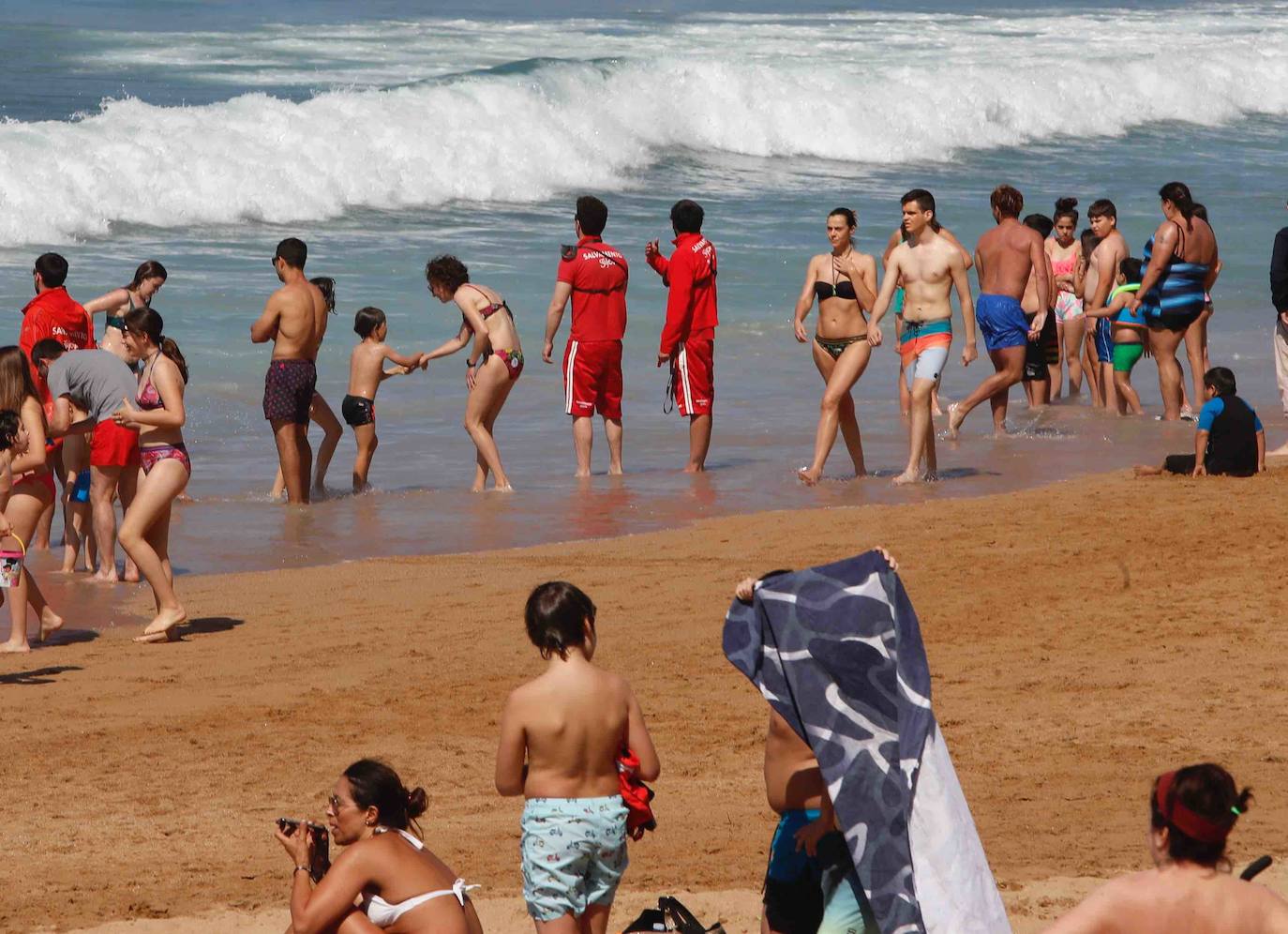 El estado de alarma está a punto de finalizar y con él, las restricciones de movilidad. A partir del 21 de junio los españoles podrán viajar por todo el territorio nacional y mientras tanto, los asturianos han aprovechado el buen tiempo para disfrutar de las playas. 