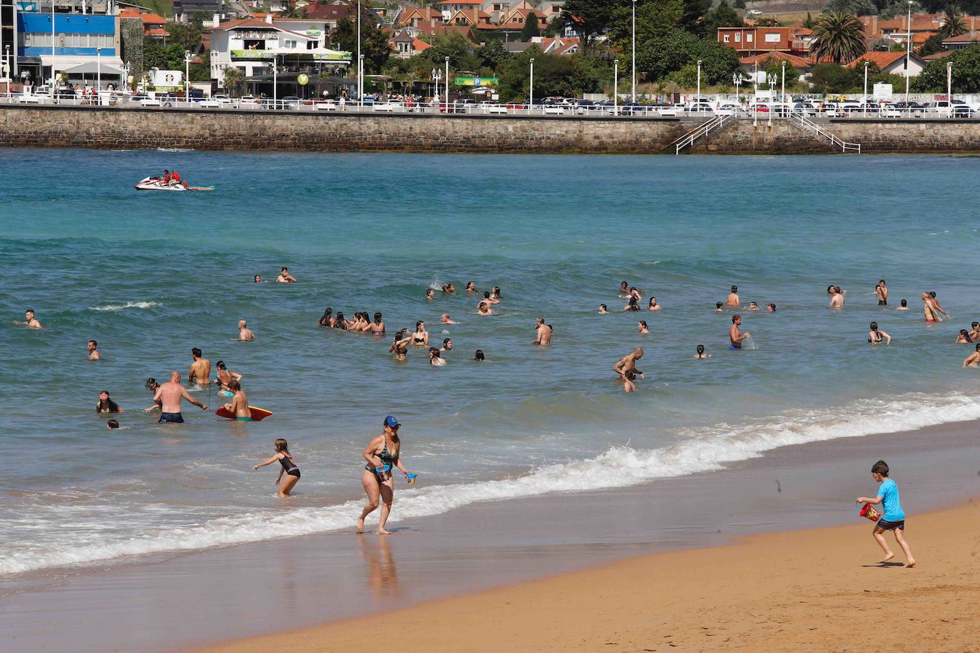 El estado de alarma está a punto de finalizar y con él, las restricciones de movilidad. A partir del 21 de junio los españoles podrán viajar por todo el territorio nacional y mientras tanto, los asturianos han aprovechado el buen tiempo para disfrutar de las playas. 