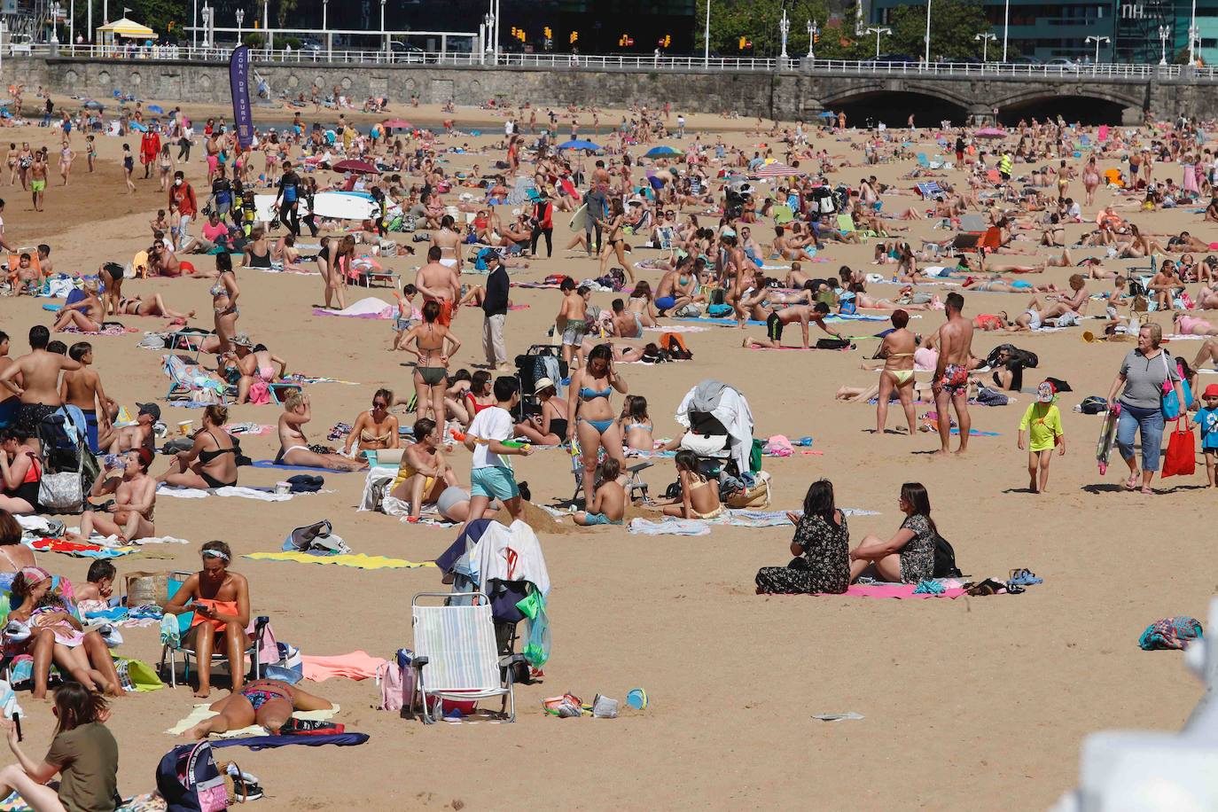 El estado de alarma está a punto de finalizar y con él, las restricciones de movilidad. A partir del 21 de junio los españoles podrán viajar por todo el territorio nacional y mientras tanto, los asturianos han aprovechado el buen tiempo para disfrutar de las playas. 