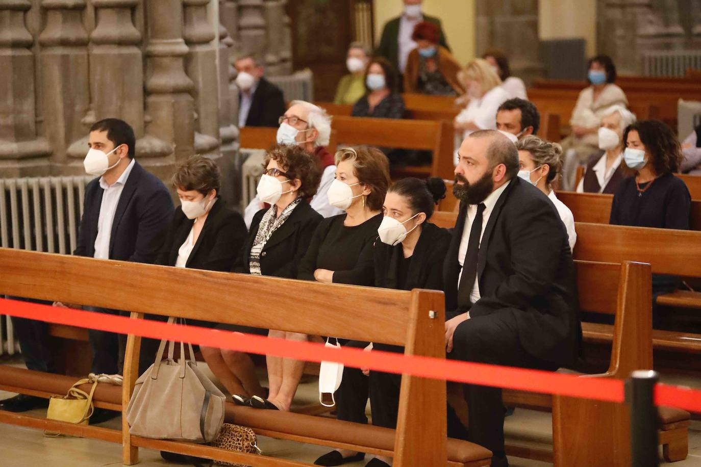 La iglesia parroquial de San Lorenzo se quedó pequeña durante la despedida de Manolo Llanos, un referente en el mundo del deporte tanto a nivel local, regional e incluso internacional. Su paso por las entidades más emblemáticas de la ciudad, como el Sporting y el Grupo Covadonga, así como el Principado antes de dar el salto al Comité Olímpico Español como director, reflejaron el gran número de amigos que dejó allá donde estuvo.