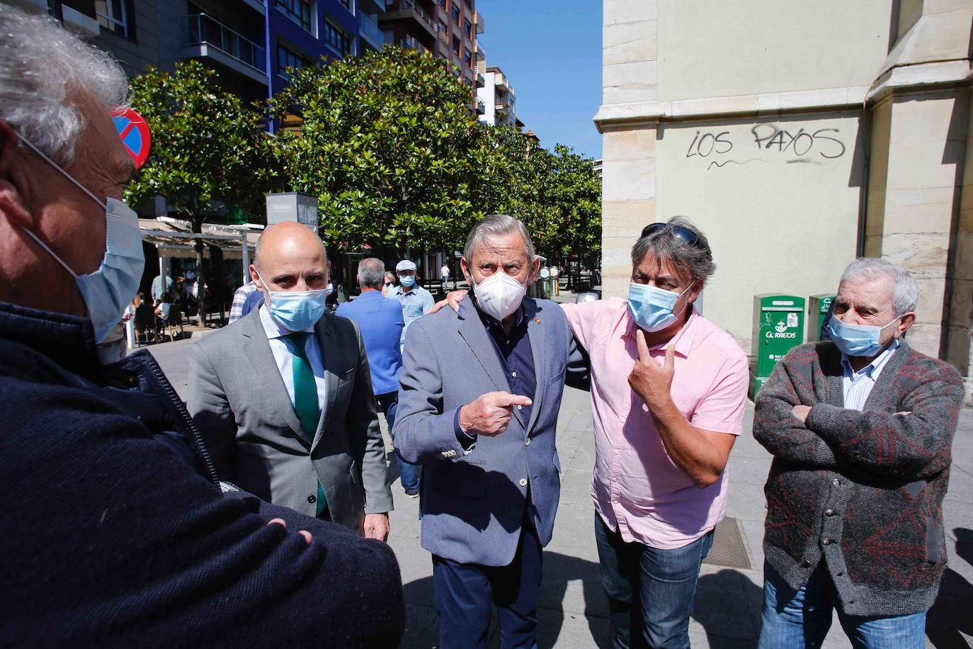 La iglesia parroquial de San Lorenzo se quedó pequeña durante la despedida de Manolo Llanos, un referente en el mundo del deporte tanto a nivel local, regional e incluso internacional. Su paso por las entidades más emblemáticas de la ciudad, como el Sporting y el Grupo Covadonga, así como el Principado antes de dar el salto al Comité Olímpico Español como director, reflejaron el gran número de amigos que dejó allá donde estuvo.