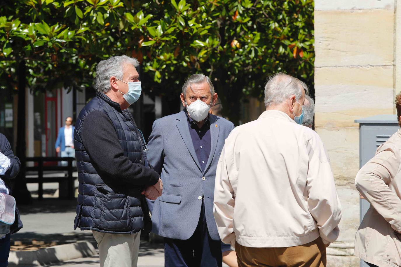 La iglesia parroquial de San Lorenzo se quedó pequeña durante la despedida de Manolo Llanos, un referente en el mundo del deporte tanto a nivel local, regional e incluso internacional. Su paso por las entidades más emblemáticas de la ciudad, como el Sporting y el Grupo Covadonga, así como el Principado antes de dar el salto al Comité Olímpico Español como director, reflejaron el gran número de amigos que dejó allá donde estuvo.